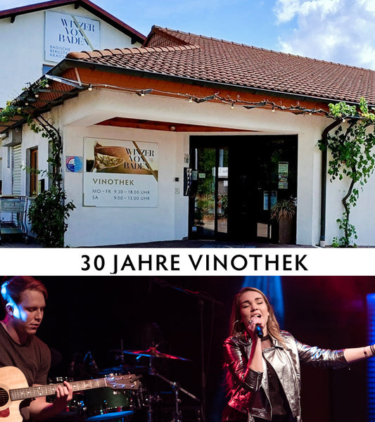 Winzer von Baden Vinothek mit Banner 30 Jahre und darunter ein Duo beim Musizieren.