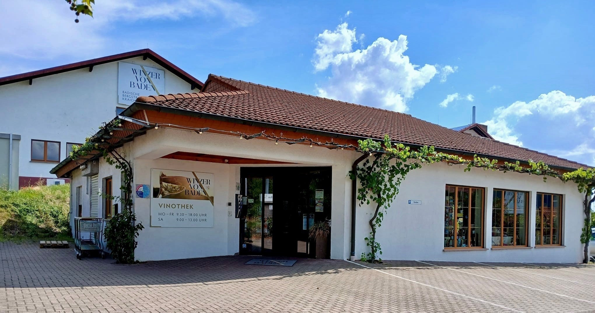 Bild der Vinothek. Im Hintergrund blauer Himmel.