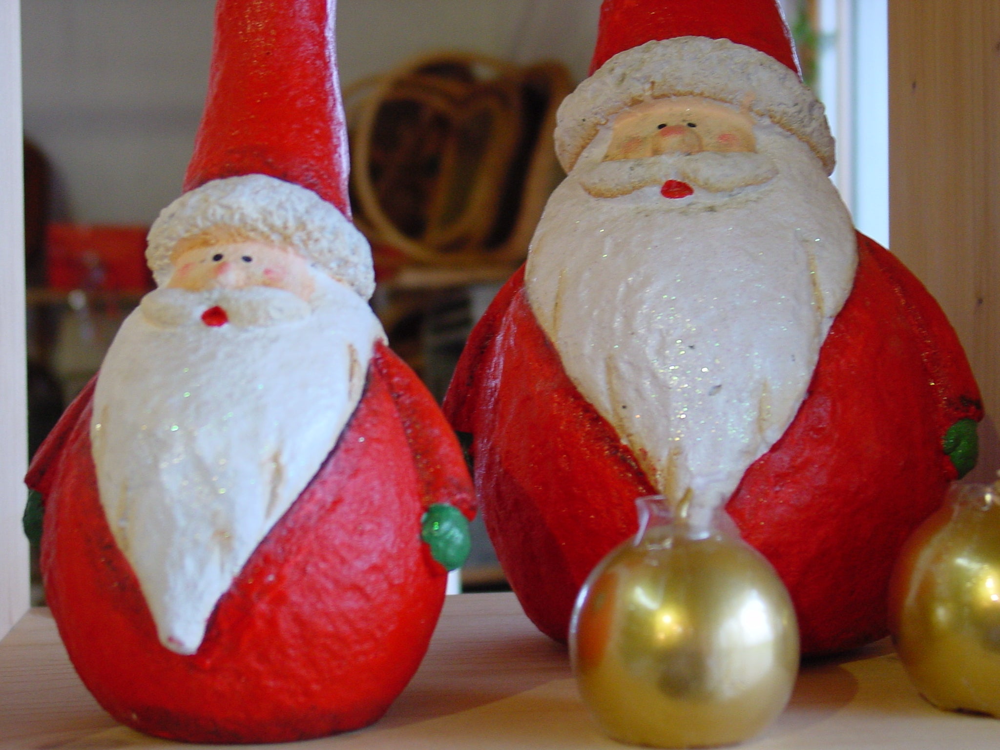 zwei dicke Deko Nikoläuse