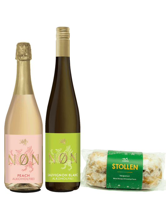 2 Flaschen Wein und daneben ein verpackter Christstollen