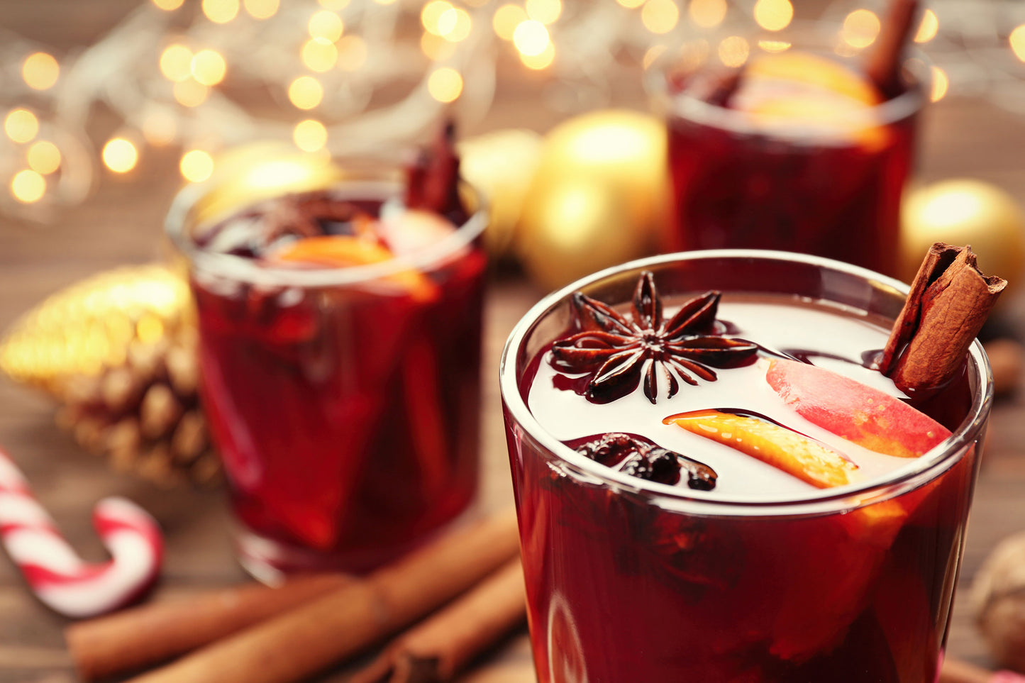 Ein Glas Gluehwein mit Gewuerzen schmackhaft arrangiert