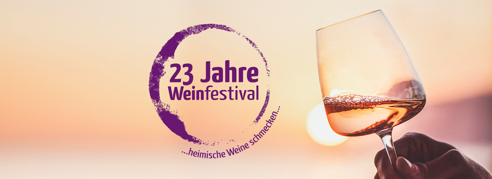 Logo 23 Jahre Weinfestival im Abendrot, daneben eine Hand, die ein Weinglas hält.