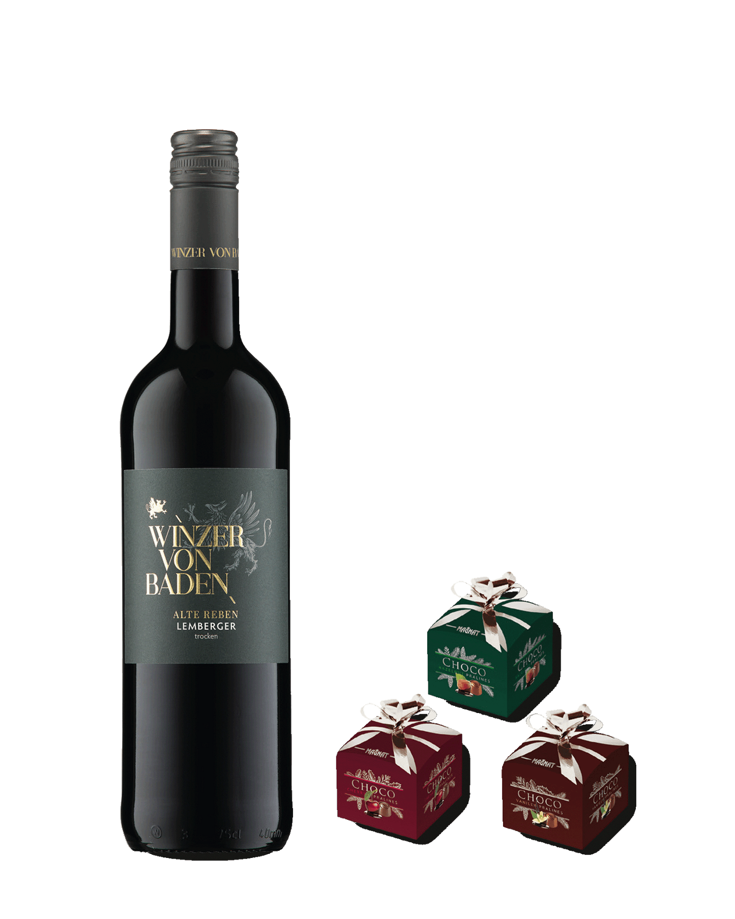 Eine Flasche Rotwein, daneben 3 Päckchen Schoko Pralinés