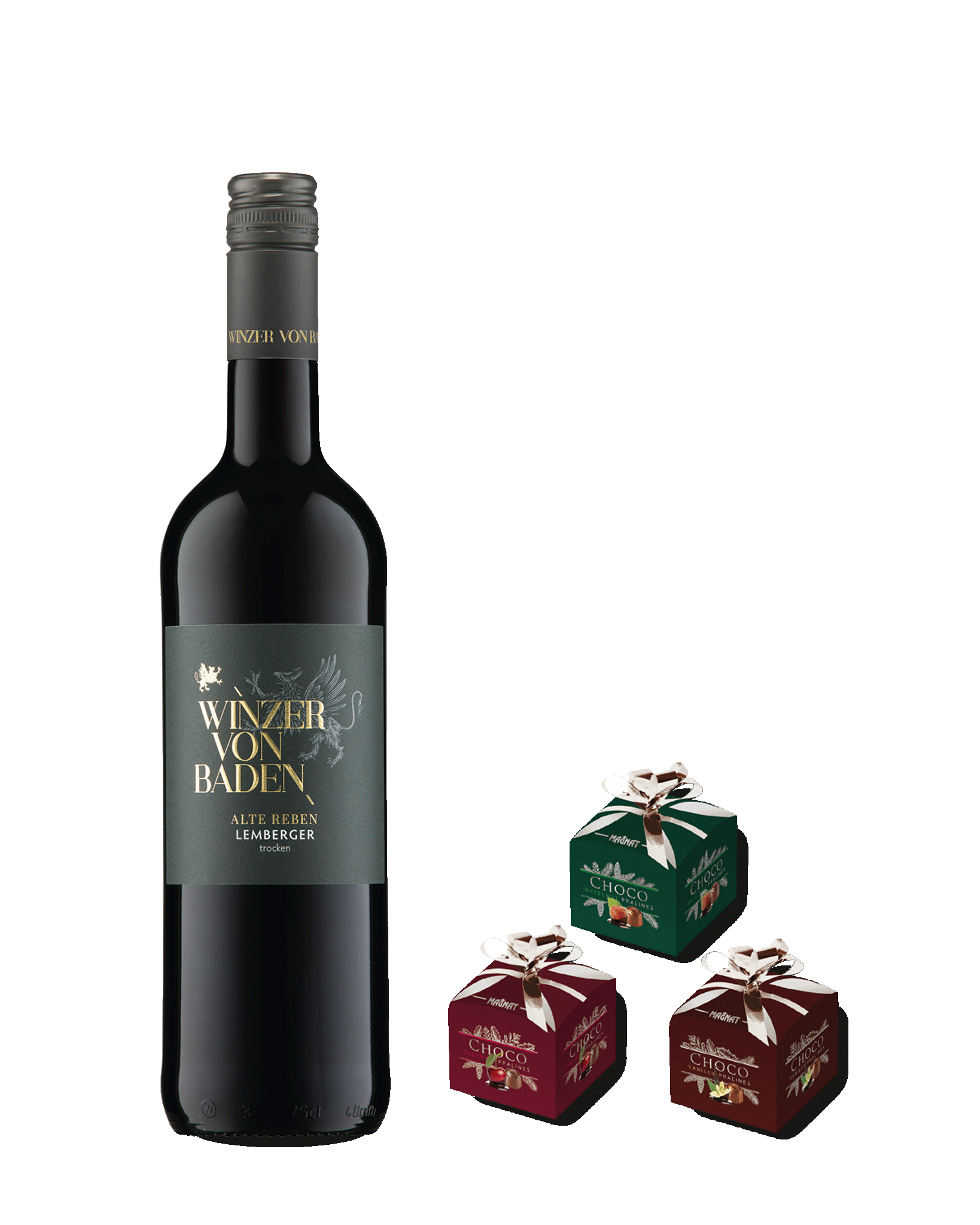 Eine Flasche Rotwein, daneben 3 Päckchen Schoko Pralinés