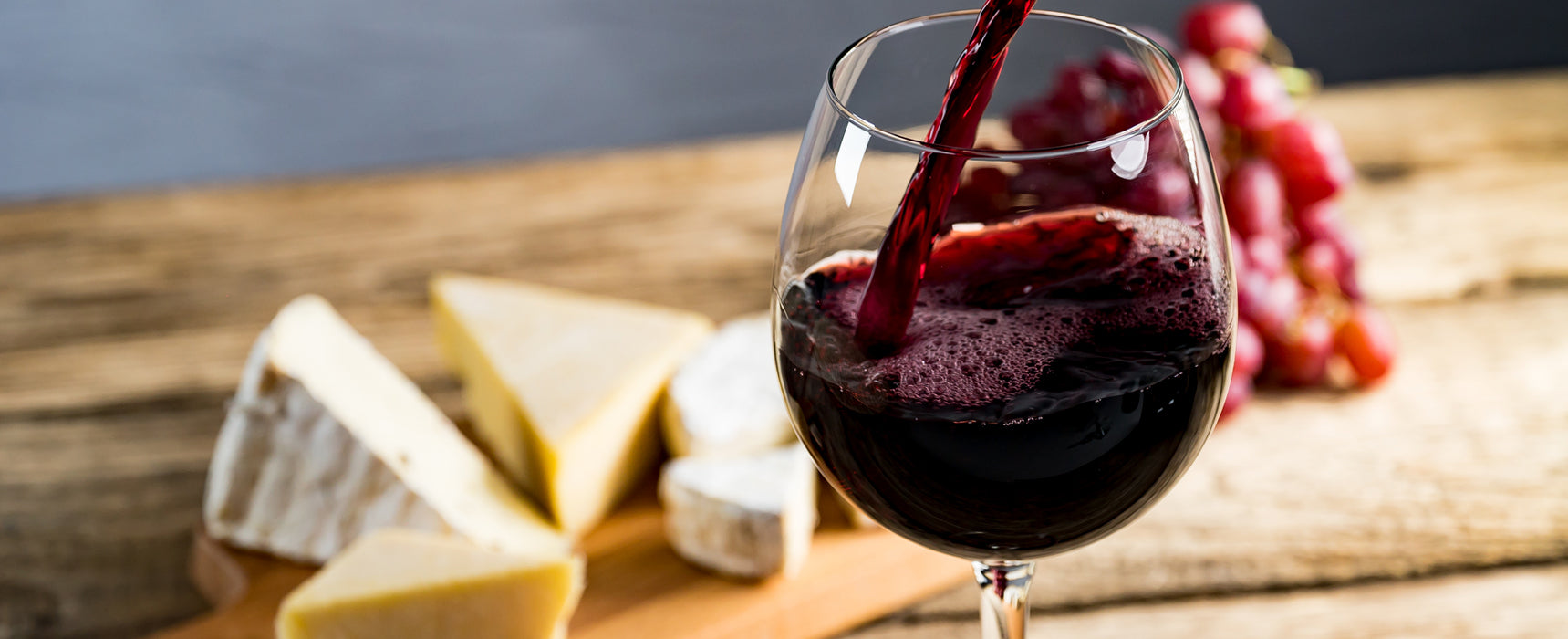 Käseplatte und ein Glas Rotwein