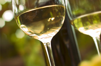 schimmernder Weisswein im Weinglas